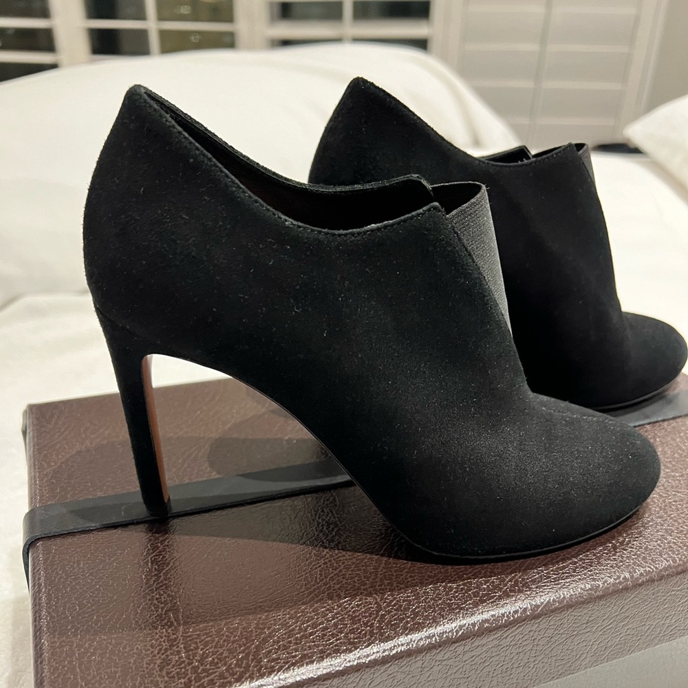 ALAIA classic booties in stellar condition